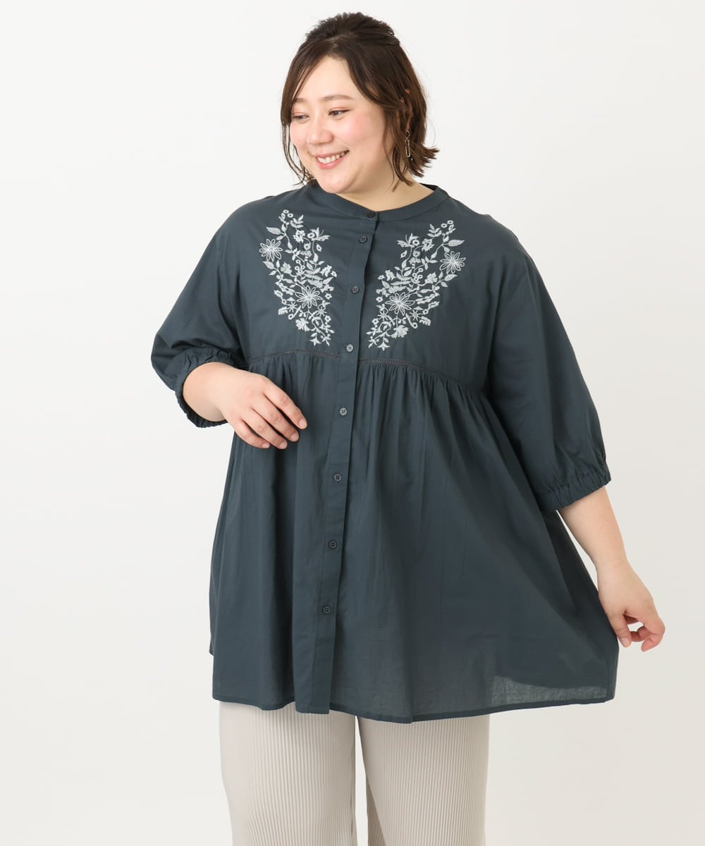 OLBFA06089 eur3(エウルキューブ) 【大きいサイズ】フラワー刺繍ブラウス ダークグレー(93)