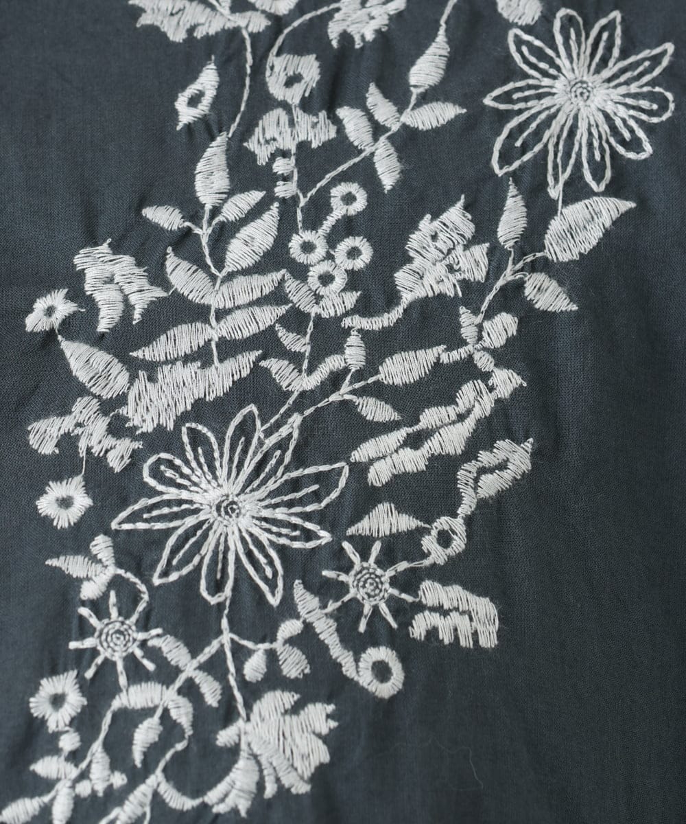 OLBFA06089 eur3(エウルキューブ) 【大きいサイズ】フラワー刺繍ブラウス ダークグレー(93)