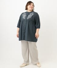 OLBFA06089 eur3(エウルキューブ) 【大きいサイズ】フラワー刺繍ブラウス ダークグレー(93)