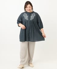 OLBFA06089 eur3(エウルキューブ) 【大きいサイズ】フラワー刺繍ブラウス ダークグレー(93)