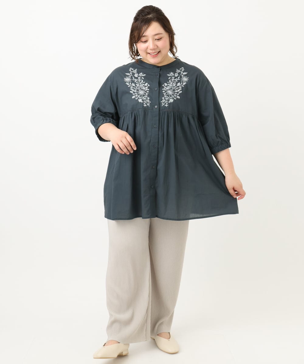 OLBFA06089 eur3(エウルキューブ) 【大きいサイズ】フラワー刺繍ブラウス ダークグレー(93)