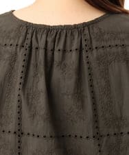 OLBFD24099 eur3(エウルキューブ) 【WEB先行販売】【大きいサイズ】エンブロイダリーブラウス ダークグレー