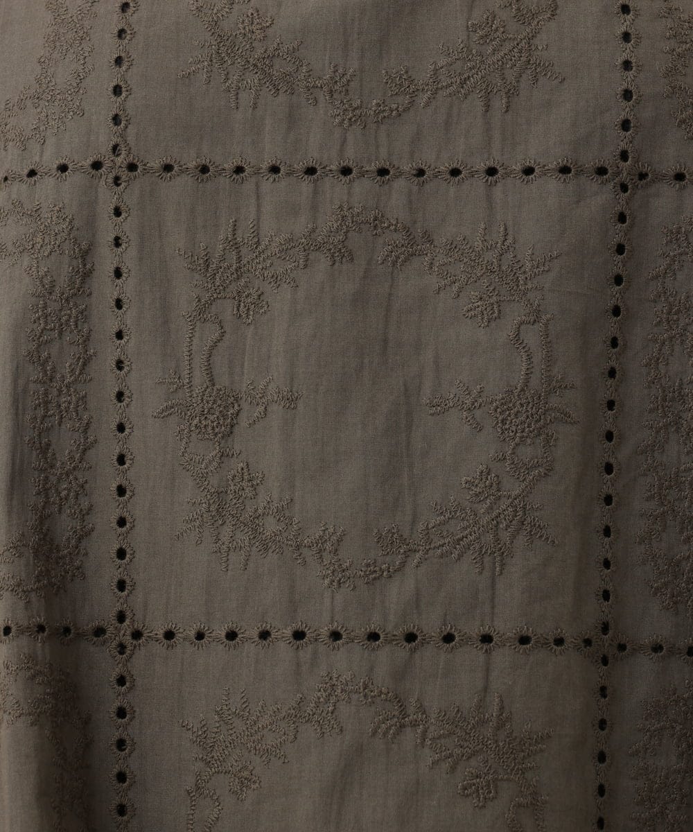 OLBFD24099 eur3(エウルキューブ) 【WEB先行販売】【大きいサイズ】エンブロイダリーブラウス ダークグレー