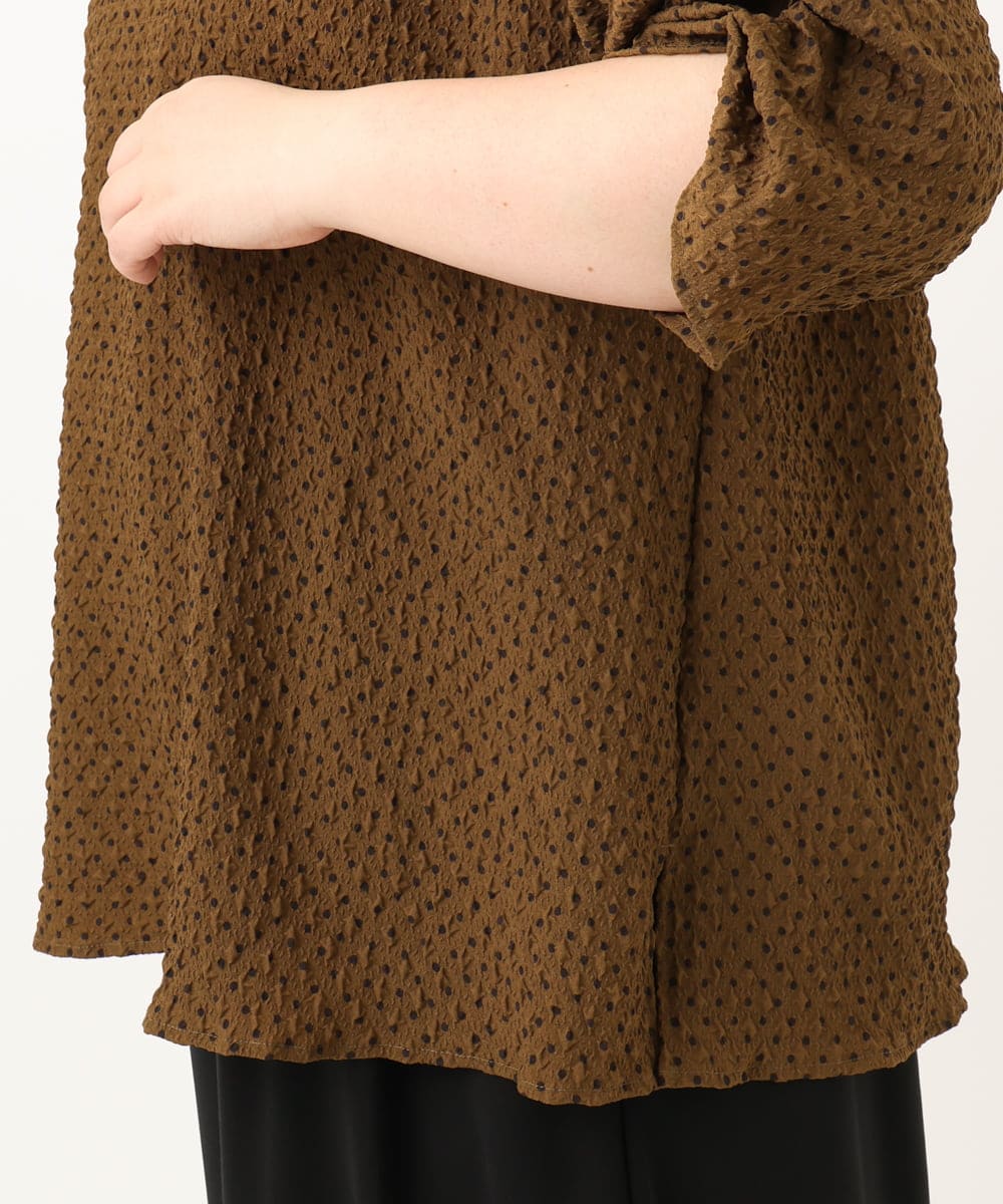 OLBGA22089 eur3(エウルキューブ) 【大きいサイズ】エンボスドットブラウス モカ(84)