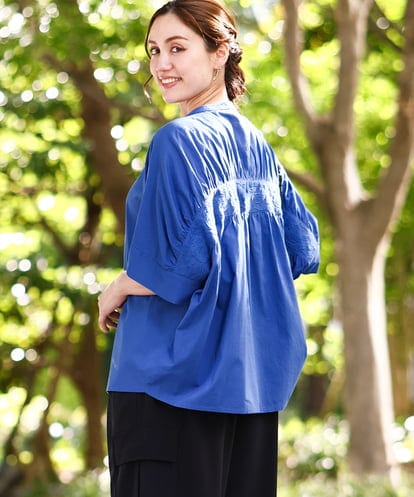 OLBHA10099 eur3 【WEB先行販売】【大きいサイズ】キャンブリックバック刺繍ブラウス