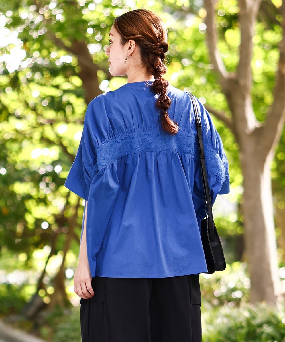 OLBHA10099 eur3(エウルキューブ) 【WEB先行販売】【大きいサイズ】キャンブリックバック刺繍ブラウス ブルー(55)