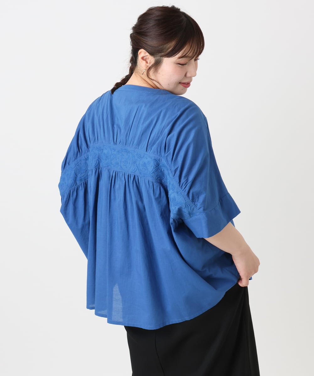 OLBHA10099 eur3(エウルキューブ) 【WEB先行販売】【大きいサイズ】キャンブリックバック刺繍ブラウス ブルー(55)