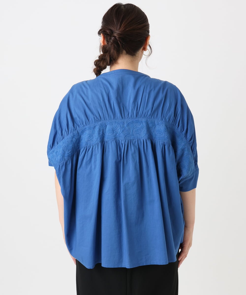 OLBHA10099 eur3(エウルキューブ) 【WEB先行販売】【大きいサイズ】キャンブリックバック刺繍ブラウス ブルー(55)