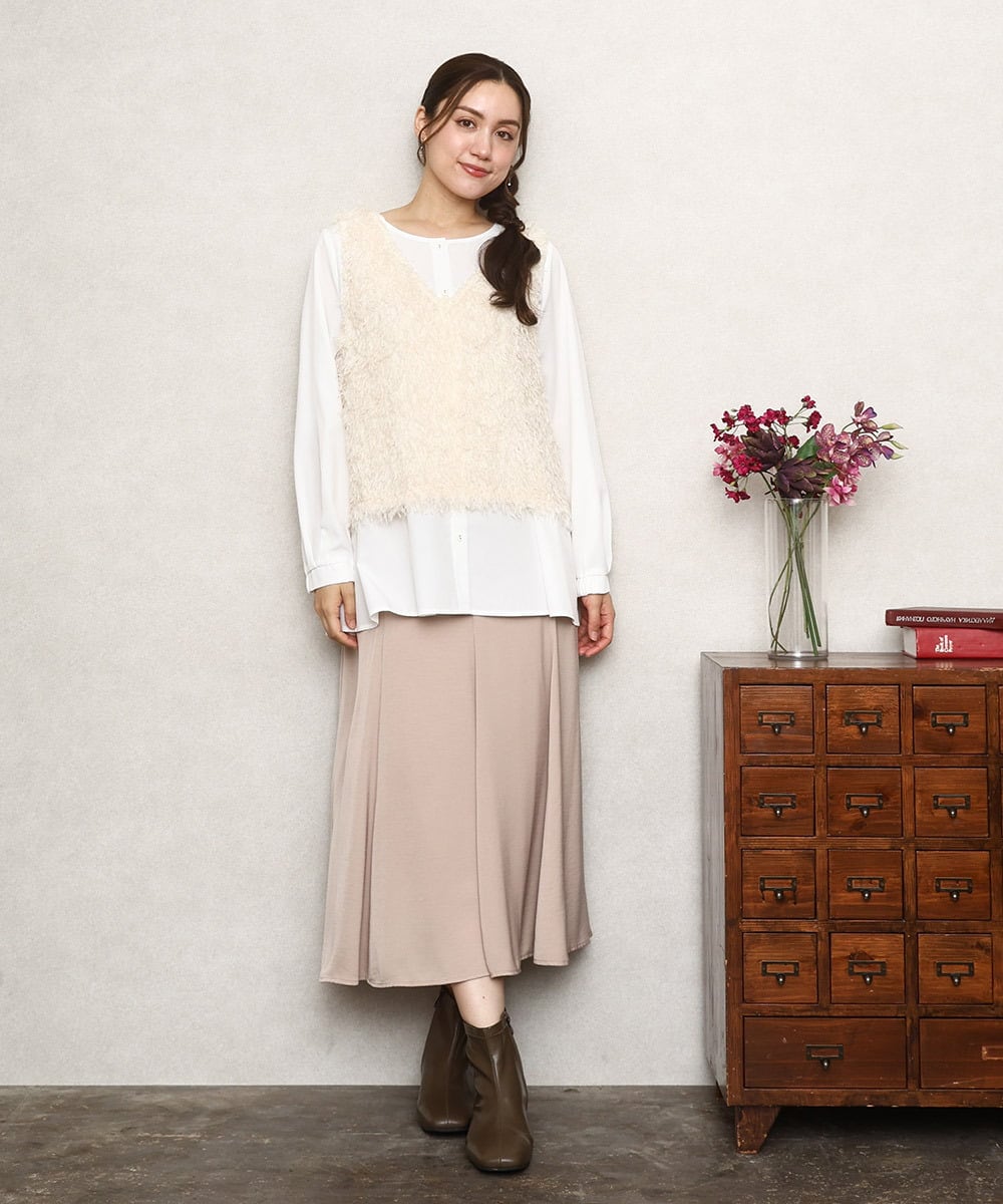 OLBKA07119 eur3(エウルキューブ) 【WEB先行販売】【大きいサイズ】フェザーベスト＋ブラウスセット アイボリー(80)