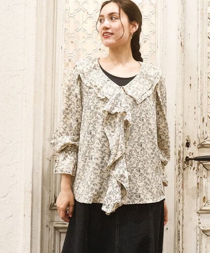 OLBKA15099 eur3 【WEB先行販売】【大きいサイズ】ラッフルネック小花プリントブラウス