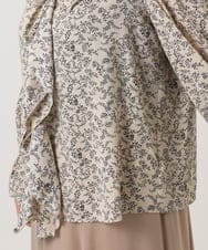 OLBKA15099 eur3(エウルキューブ) 【WEB先行販売】【大きいサイズ】ラッフルネック小花プリントブラウス ベージュ(82)