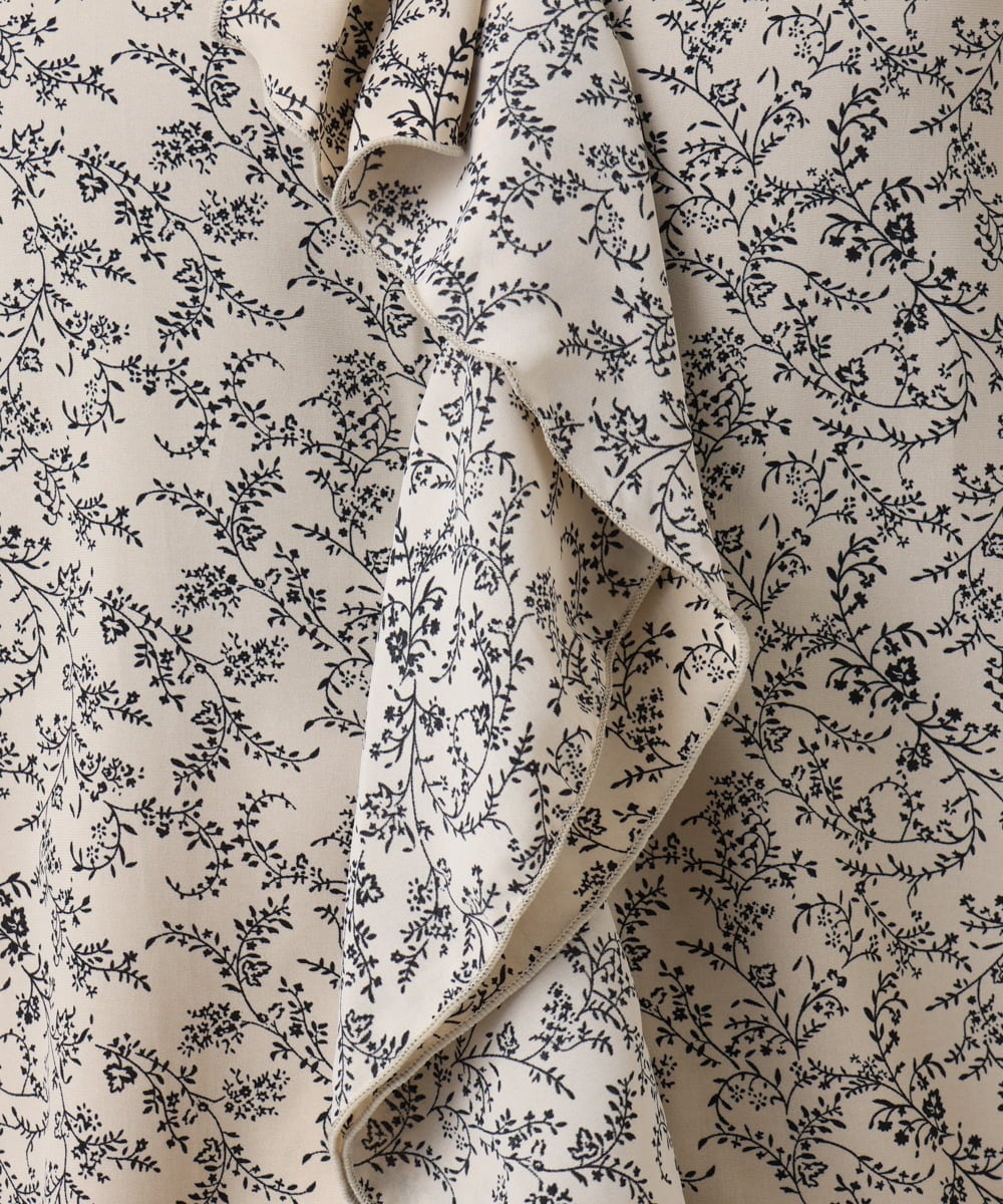 OLBKA15099 eur3(エウルキューブ) 【WEB先行販売】【大きいサイズ】ラッフルネック小花プリントブラウス ベージュ(82)