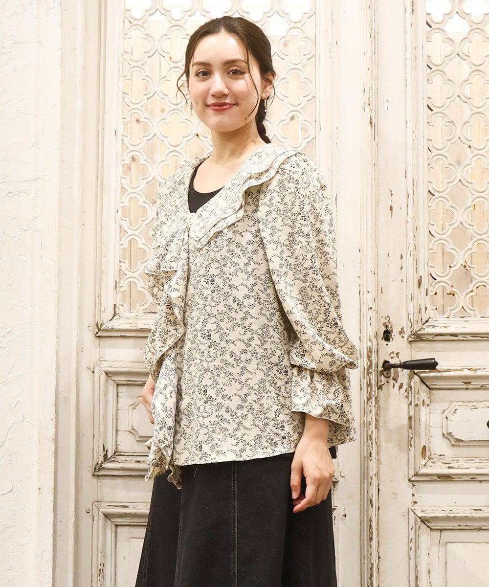 OLBKA15099 eur3(エウルキューブ) 【WEB先行販売】【大きいサイズ】ラッフルネック小花プリントブラウス ベージュ(82)
