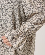 OLBKA15099 eur3(エウルキューブ) 【WEB先行販売】【大きいサイズ】ラッフルネック小花プリントブラウス ベージュ(82)