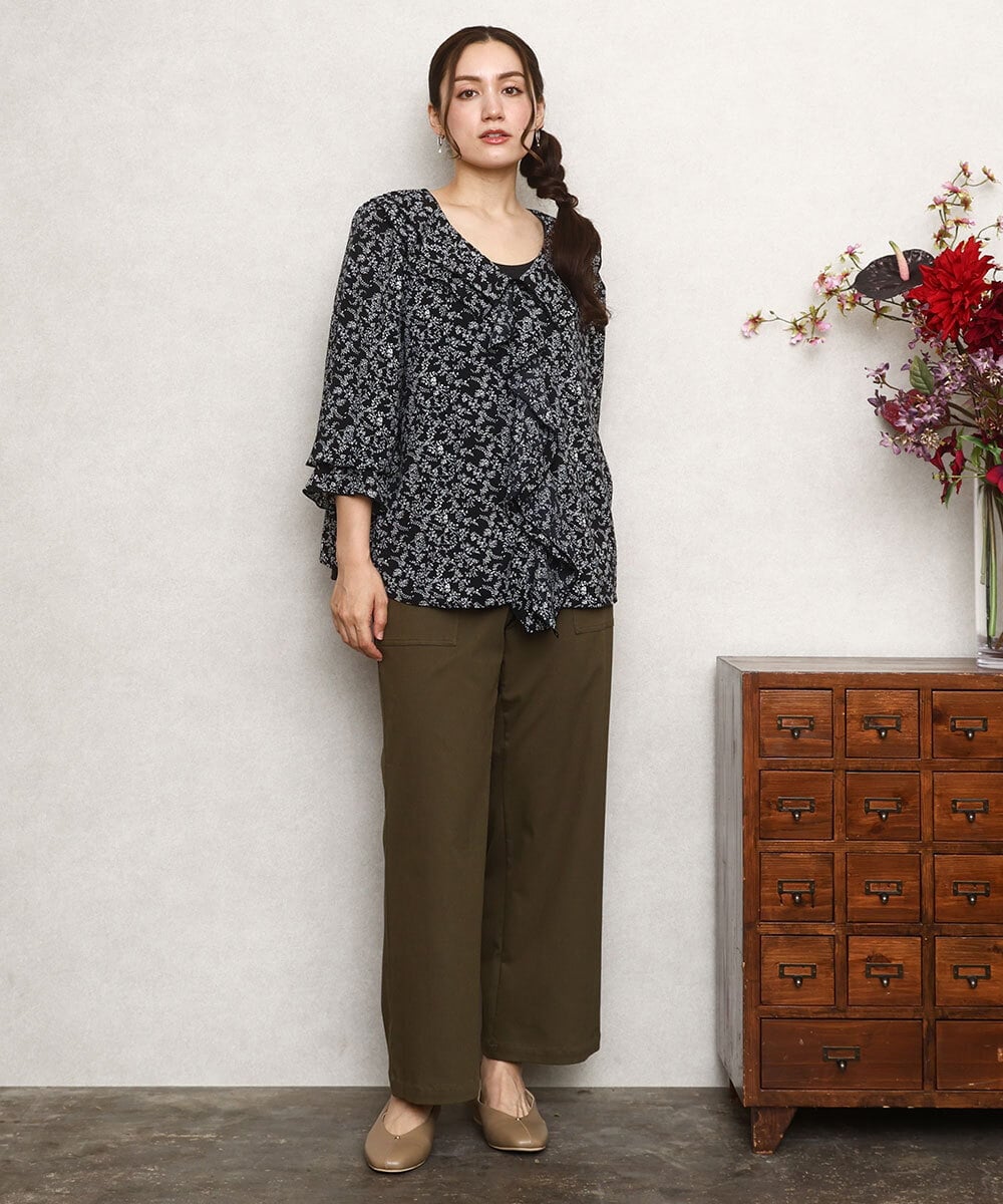 OLBKA15099 eur3(エウルキューブ) 【WEB先行販売】【大きいサイズ】ラッフルネック小花プリントブラウス ブラック(94)