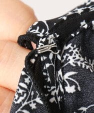OLBKA15099 eur3(エウルキューブ) 【大きいサイズ】ラッフルネック小花プリントブラウス ブラック(94)