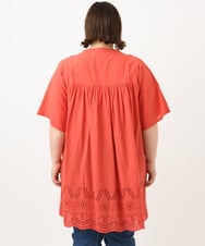 OLEFA04099 eur3(エウルキューブ) 【大きいサイズ】アイレットレースチュニック レッド(05)