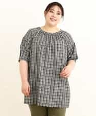 OLEFP10080 eur3(エウルキューブ) 【大きいサイズ】チェック柄シャーリングチュニック ブラック(94)