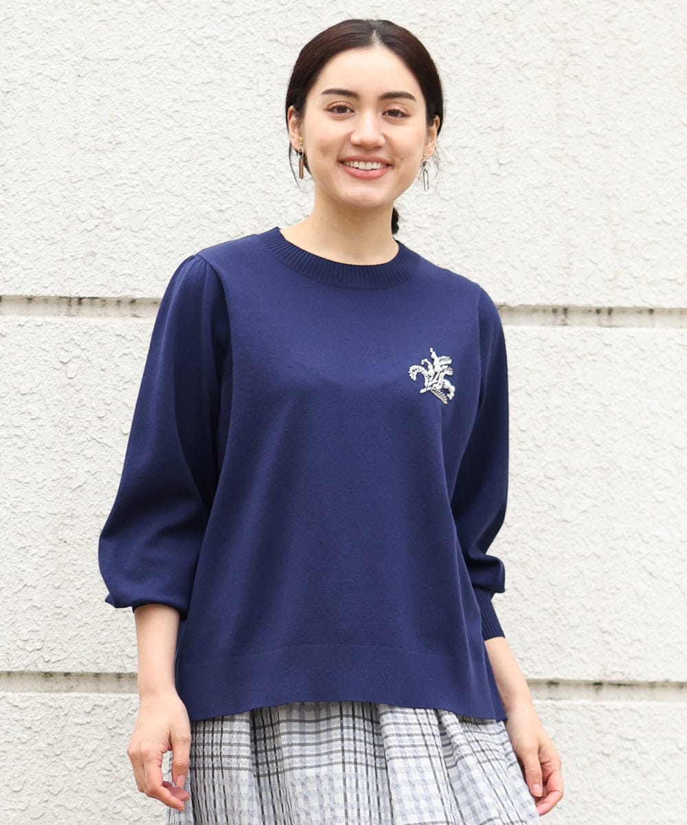 OLFCS02090 eur3(エウルキューブ) 【大きいサイズ】ブローチ風刺繍ニット ネイビー(57)