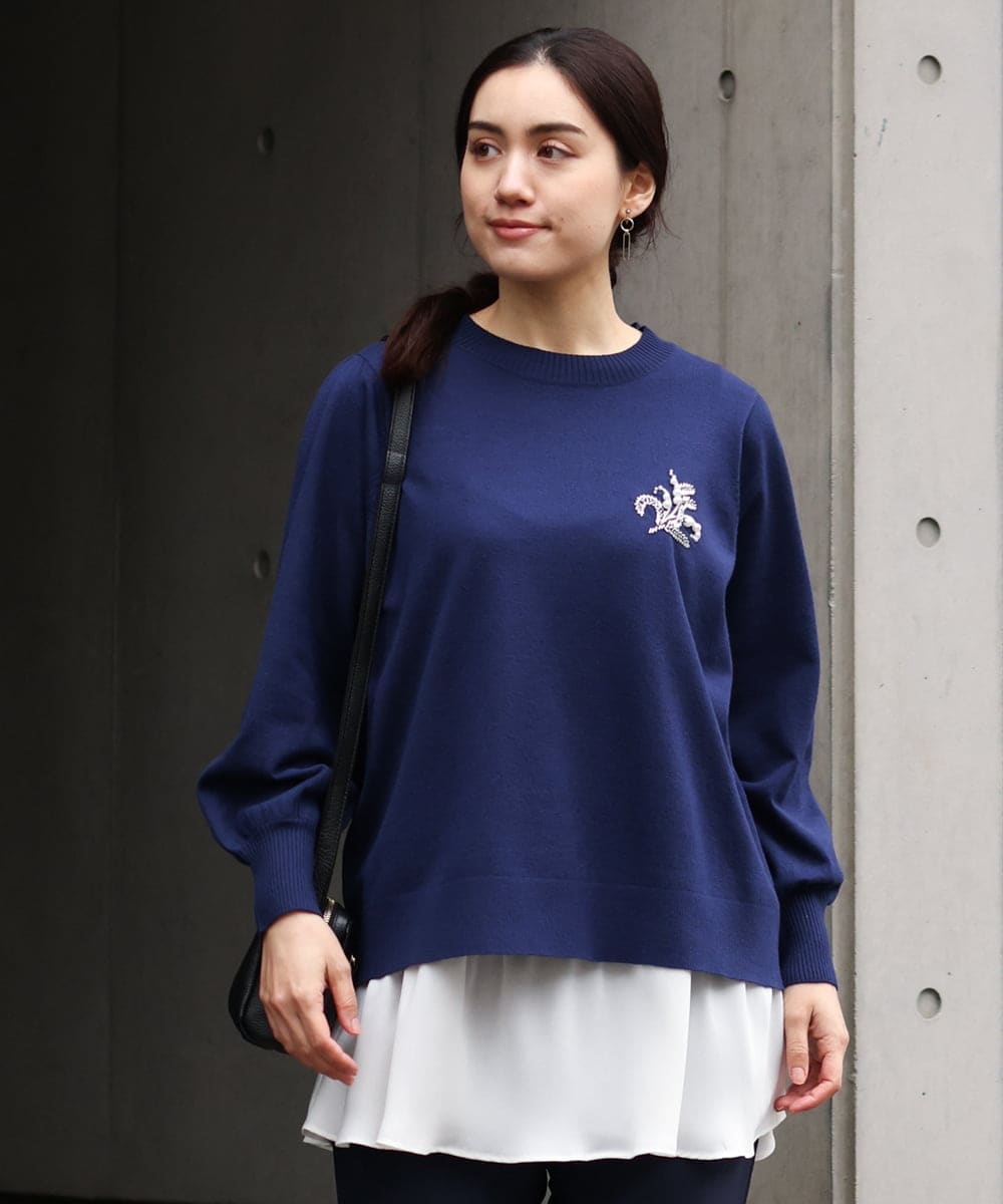OLFCS02090 eur3(エウルキューブ) 【大きいサイズ】ブローチ風刺繍ニット ネイビー(57)