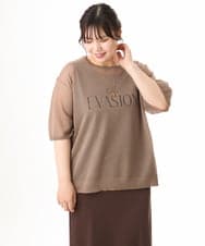 OLFHD07069 eur3(エウルキューブ) 【WEB先行販売】【大きいサイズ/a.v.v×eur3】シア―ロゴプリントニット モカ