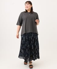 OLHID11089 eur3(エウルキューブ) 【WEB先行販売】【大きいサイズ/a.v.v×eur3/洗える】フラワープリントランダムプリーツスカート ネイビー
