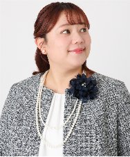 OZ2BD45054 eur3(エウルキューブ) 2連パールネックレス×フラワーコサージュ ネイビー