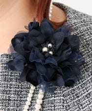 OZ2BD45054 eur3(エウルキューブ) 2連パールネックレス×フラワーコサージュ ネイビー