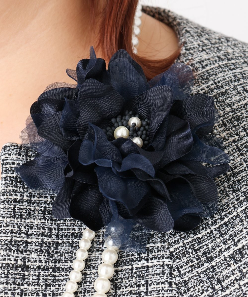 OZ2BD45054 eur3(エウルキューブ) 2連パールネックレス×フラワーコサージュ ネイビー