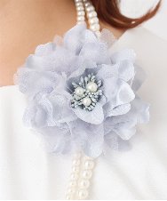 OZ2BD45054 eur3(エウルキューブ) 2連パールネックレス×フラワーコサージュ グレー