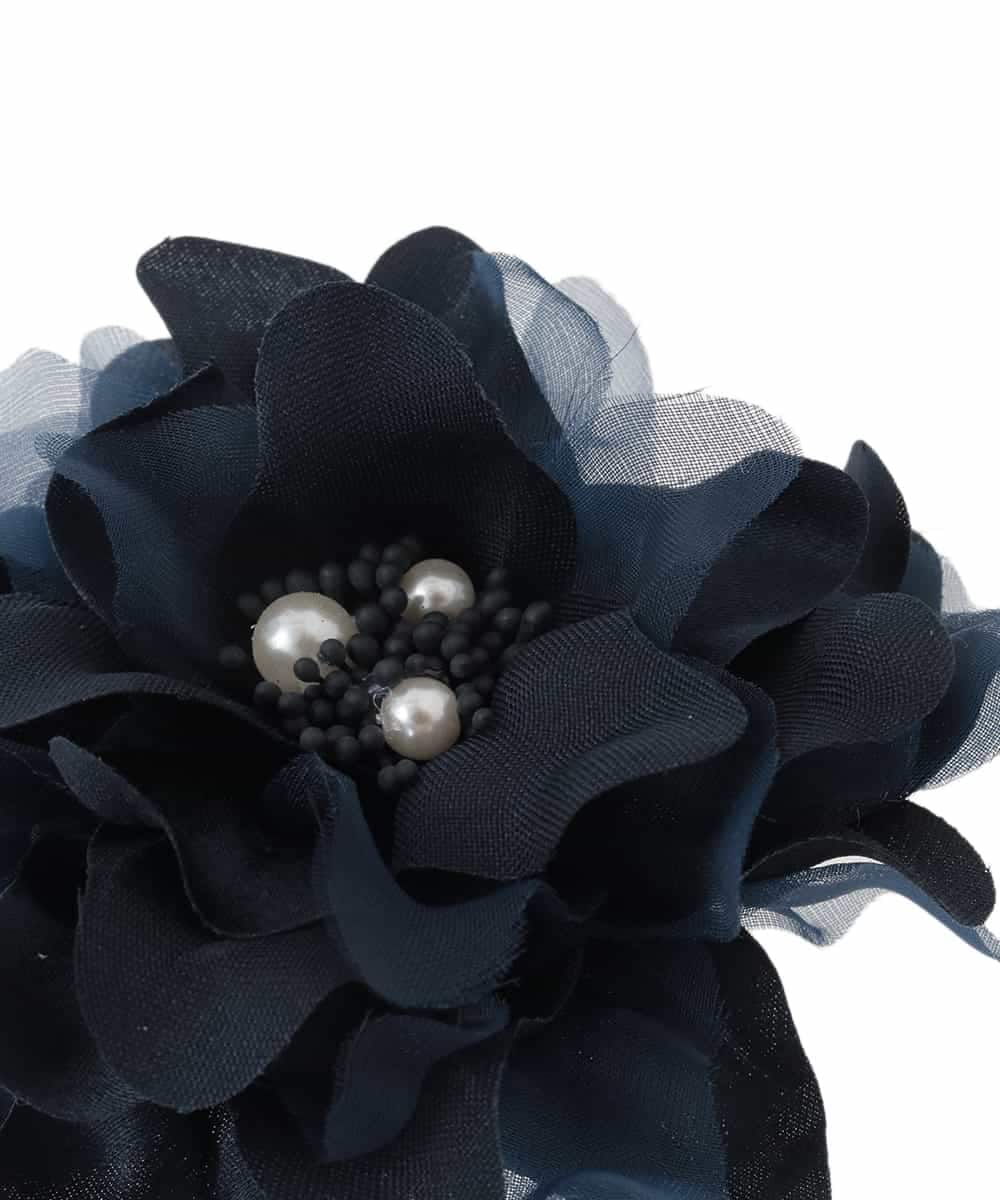 OZ2BD45054 eur3(エウルキューブ) 2連パールネックレス×フラワーコサージュ ネイビー