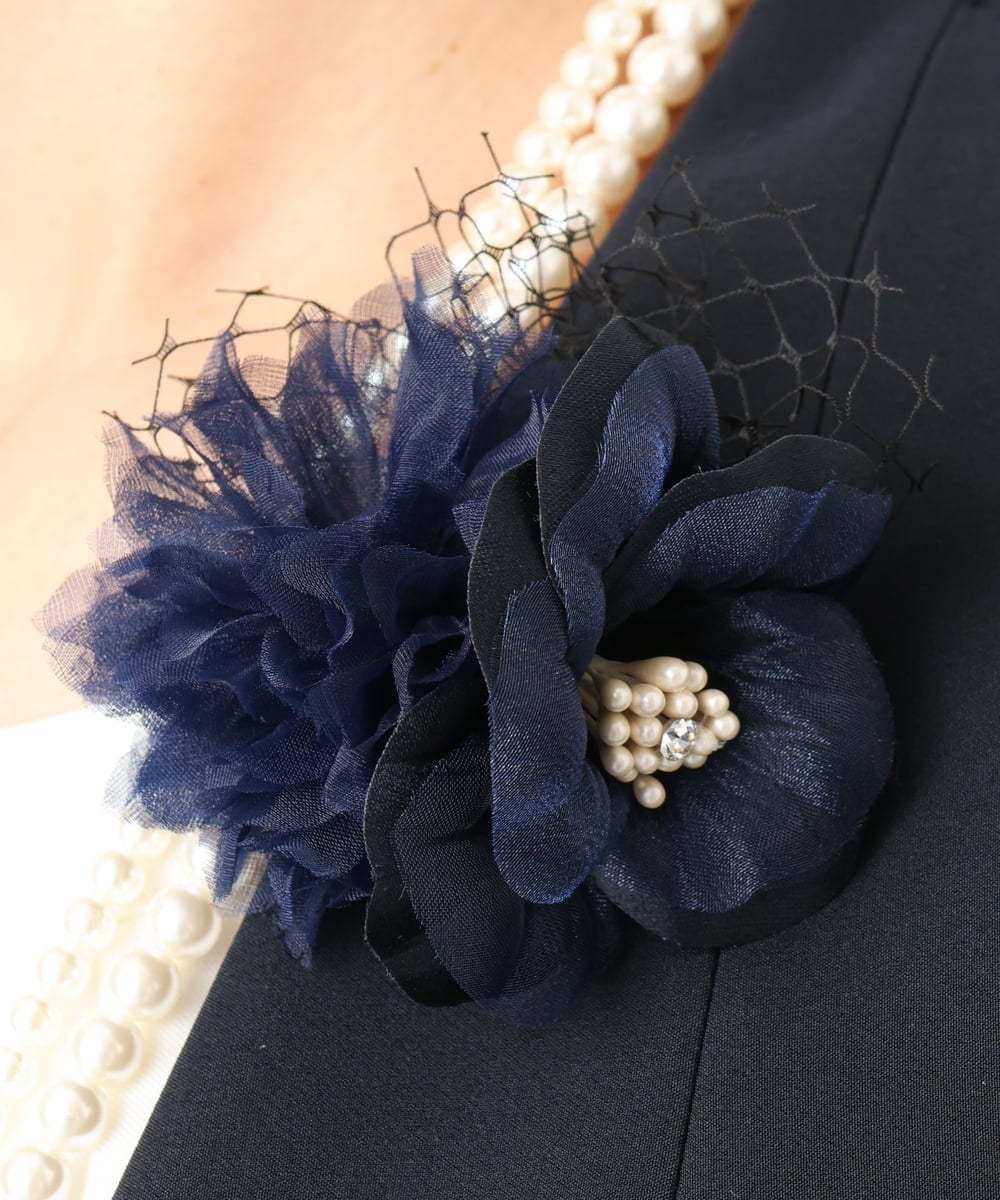 OZ2CD01054 eur3(エウルキューブ) コサージュ付き2連パールライクネックレス ネイビー