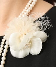 OZ2CD01054 eur3(エウルキューブ) コサージュ付き2連パールライクネックレス アイボリー