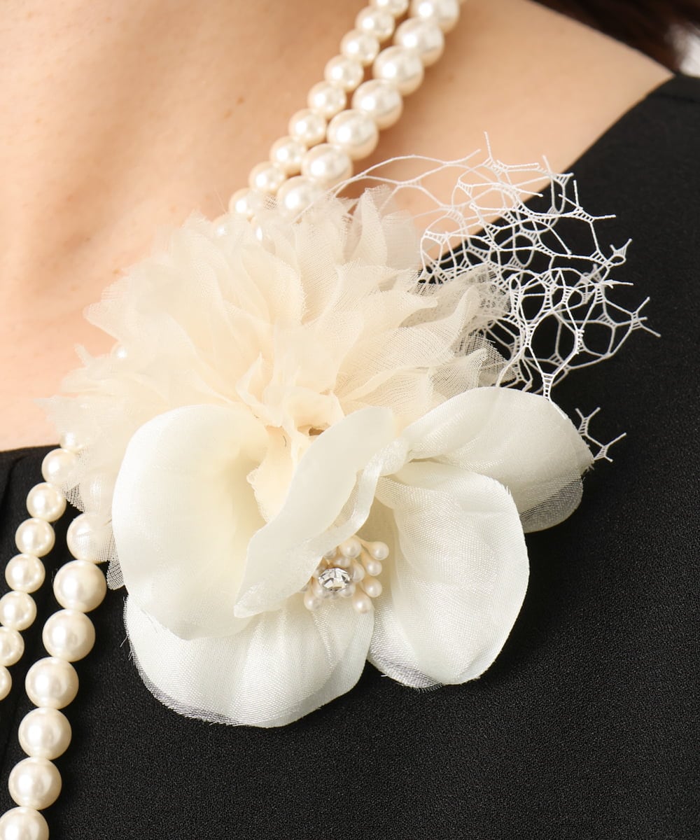 OZ2CD01054 eur3(エウルキューブ) コサージュ付き2連パールライクネックレス アイボリー