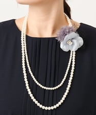 OZ2CD01054 eur3(エウルキューブ) コサージュ付き2連パールライクネックレス グレー