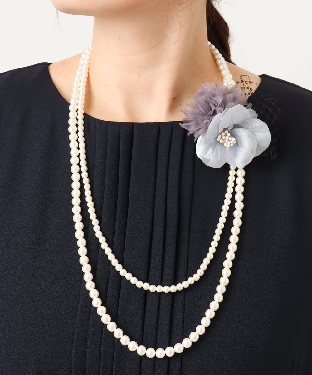 OZ2CD01054 eur3(エウルキューブ) コサージュ付き2連パールライクネックレス グレー