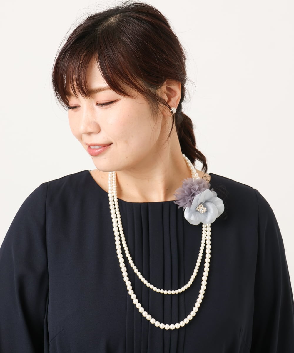 OZ2CD01054 eur3(エウルキューブ) コサージュ付き2連パールライクネックレス グレー