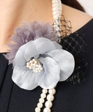 OZ2CD01054 eur3(エウルキューブ) コサージュ付き2連パールライクネックレス グレー