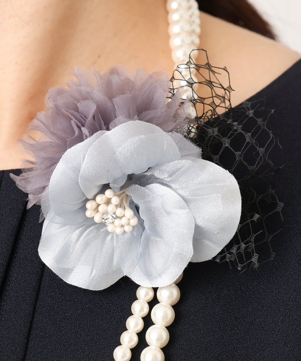 OZ2CD01054 eur3(エウルキューブ) コサージュ付き2連パールライクネックレス グレー