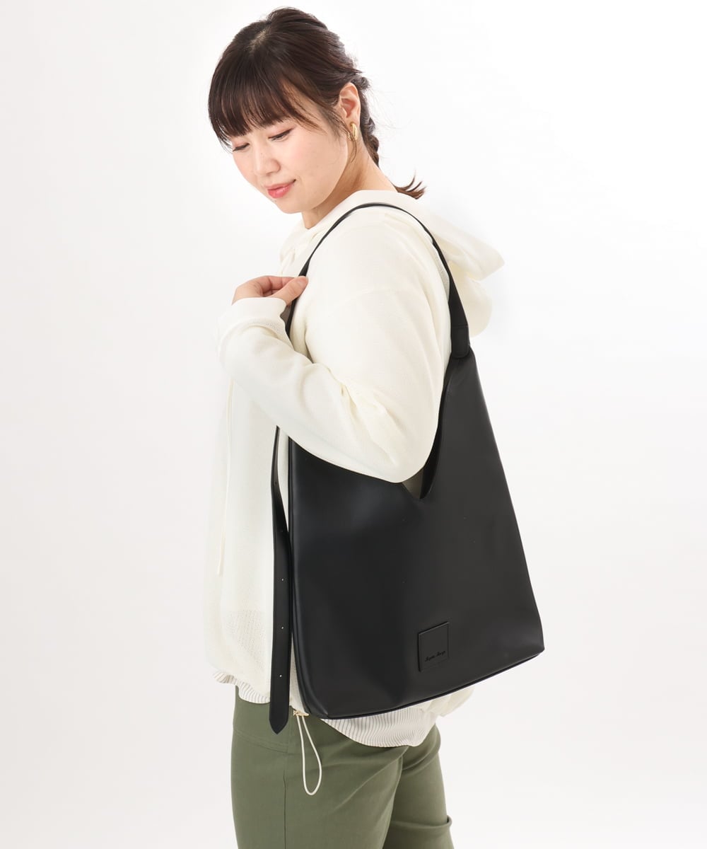 OZ5ED05044 eur3(エウルキューブ) Vカットフェイクレザーショルダーバッグ ブラック