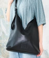 OZ5ED05044 eur3(エウルキューブ) Vカットフェイクレザーショルダーバッグ ブラック