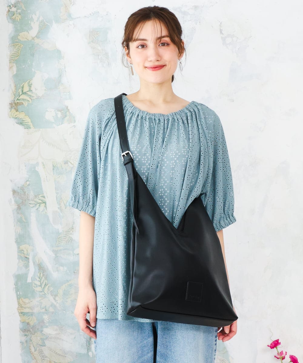 OZ5ED05044 eur3(エウルキューブ) Vカットフェイクレザーショルダーバッグ ブラック