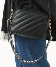 OZ5KA21089 eur3(エウルキューブ) ステッチスクエアショルダーバッグ ブラック(94)