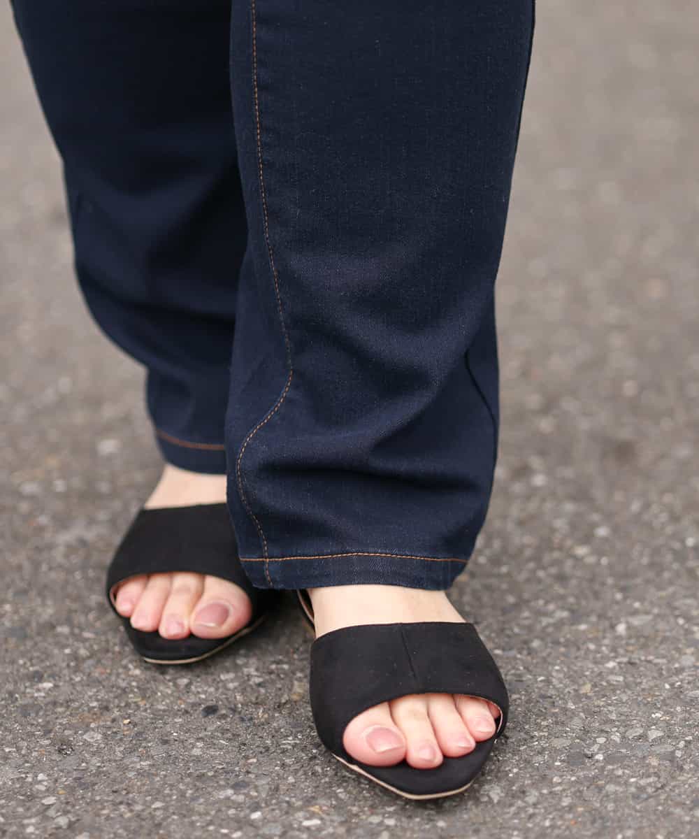 OZ6EM02060 eur3(エウルキューブ) スクエアトゥフラットサンダル ブラック