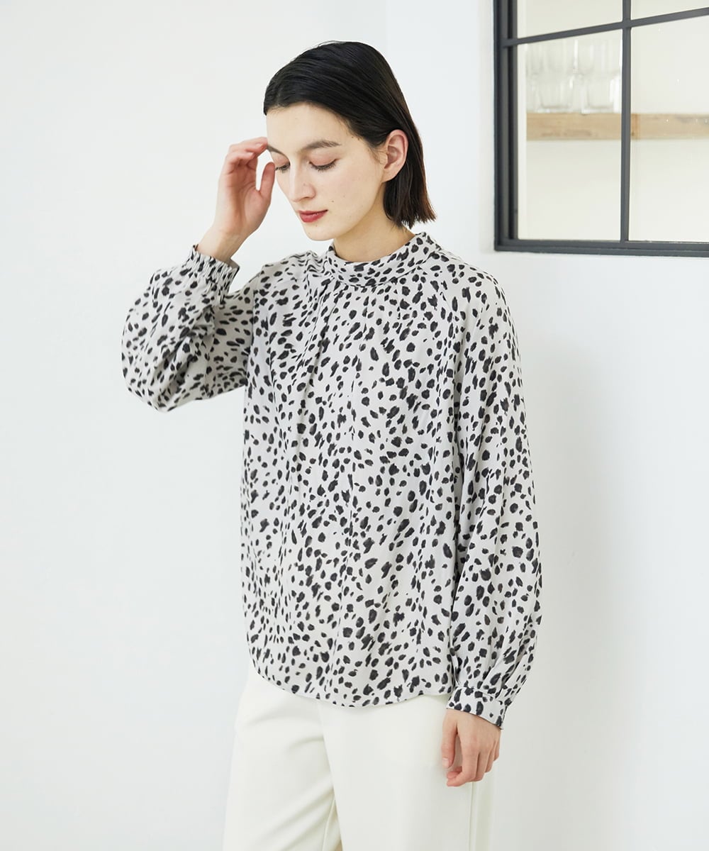 PHBCD49290 GEORGES RECH(小さいサイズ)(メゾン ドゥ サンク)  [日本製/セットアップ対応]レオパードロールネックブラウス ライトグレー