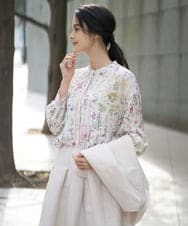 PJBEE19520 CHRISTIAN AUJARD Lサイズ(クリスチャン・オジャール Lサイズ) 【大きいサイズ】ボタニカルフラワーブラウス ホワイト×ピンク系