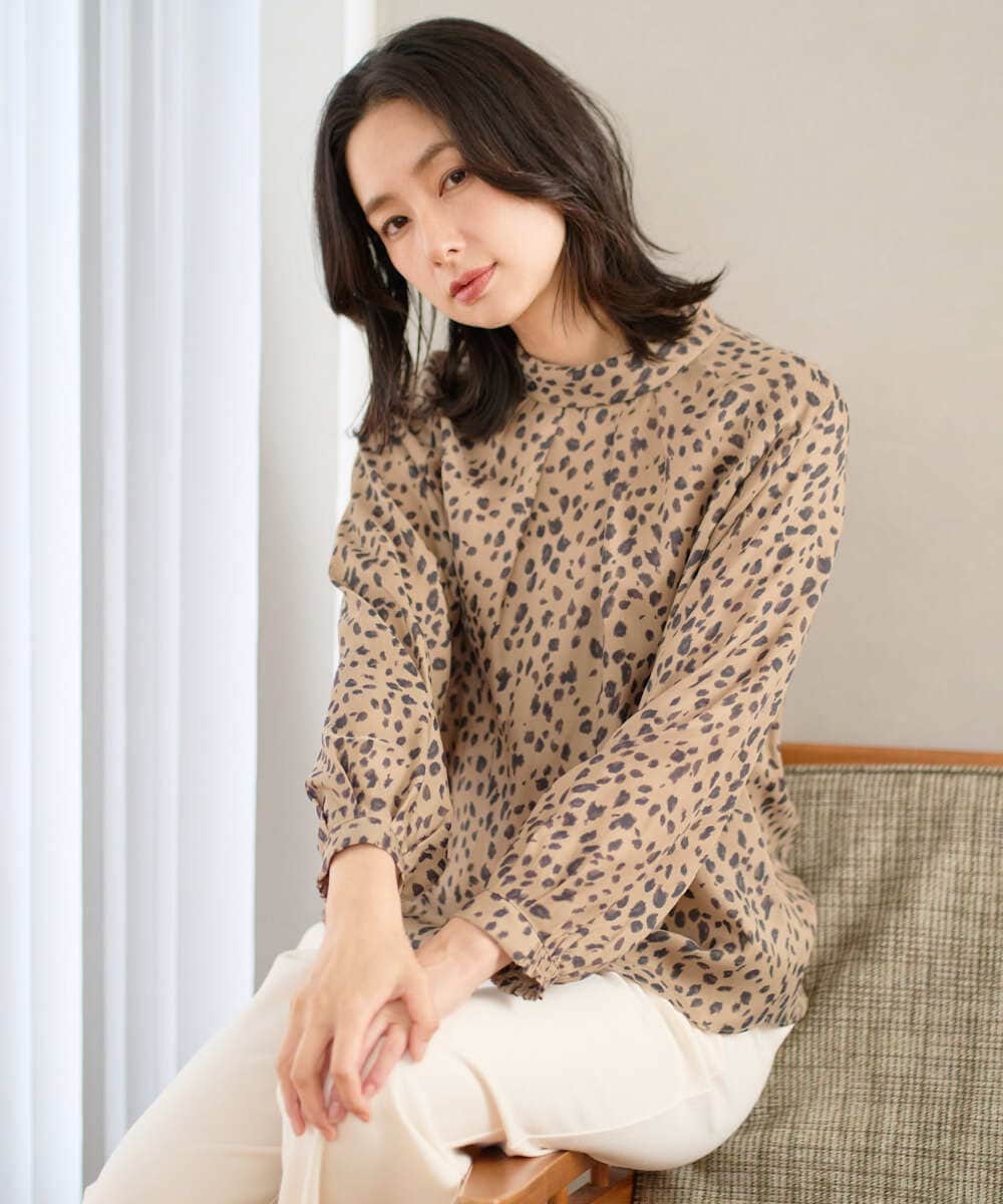 PZBCD49290 GEORGES RECH(ジョルジュ・レッシュ)  [日本製/セットアップ対応]レオパードロールネックブラウス ライトグレー