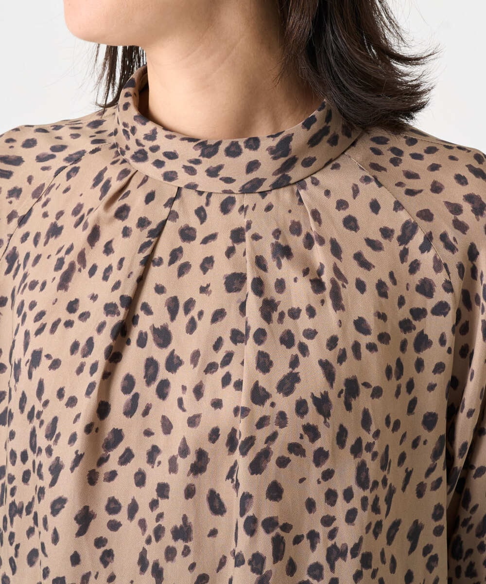 PZBCD49290 GEORGES RECH(ジョルジュ・レッシュ)  [日本製/セットアップ対応]レオパードロールネックブラウス ライトグレー