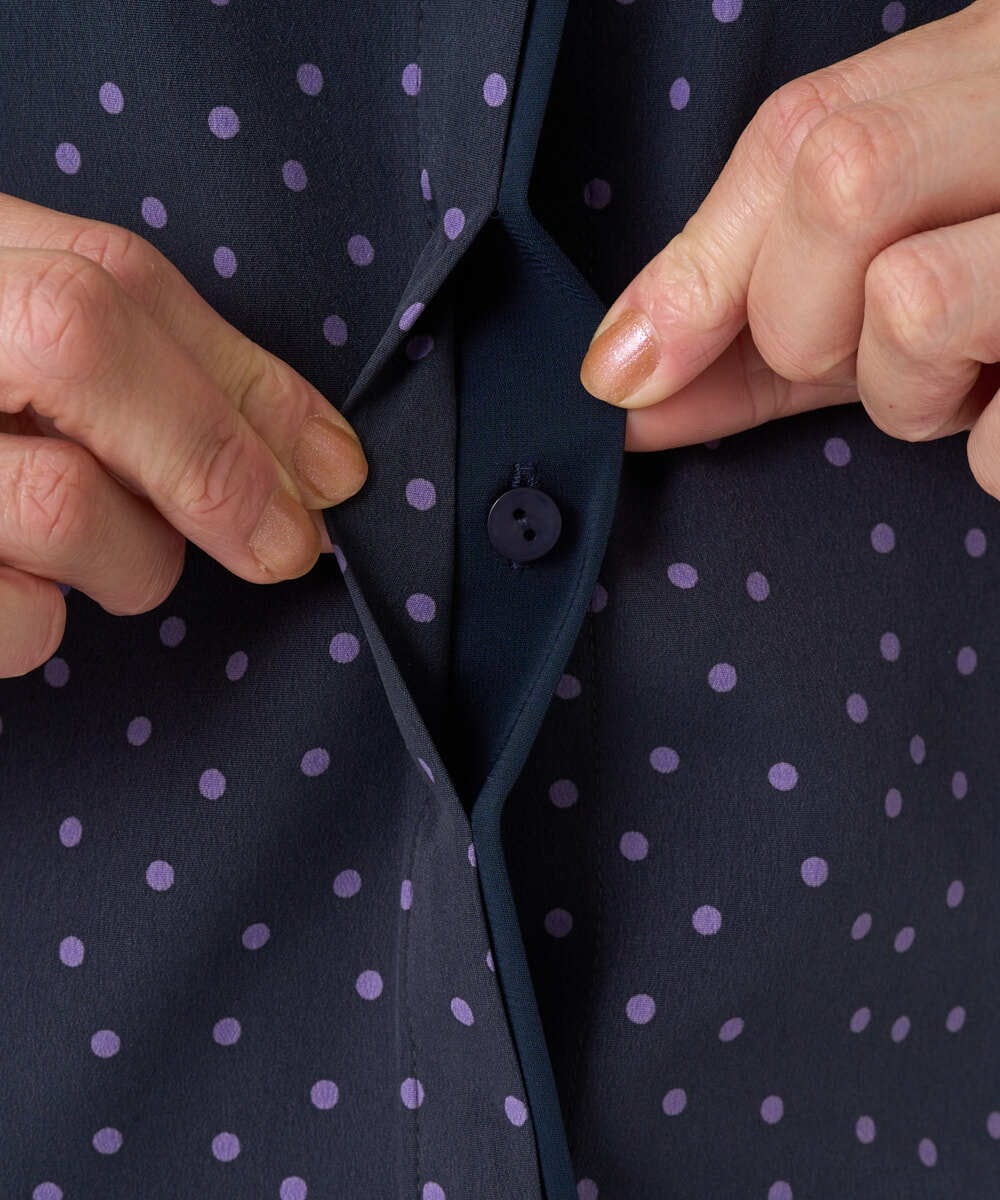 PZBEF30290 GEORGES RECH(ジョルジュ・レッシュ)  [セットアップ対応]ランダムドットバンドカラーブラウス ネイビー