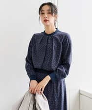 PZBEF30290 GEORGES RECH(ジョルジュ・レッシュ)  [セットアップ対応]ランダムドットバンドカラーブラウス ネイビー